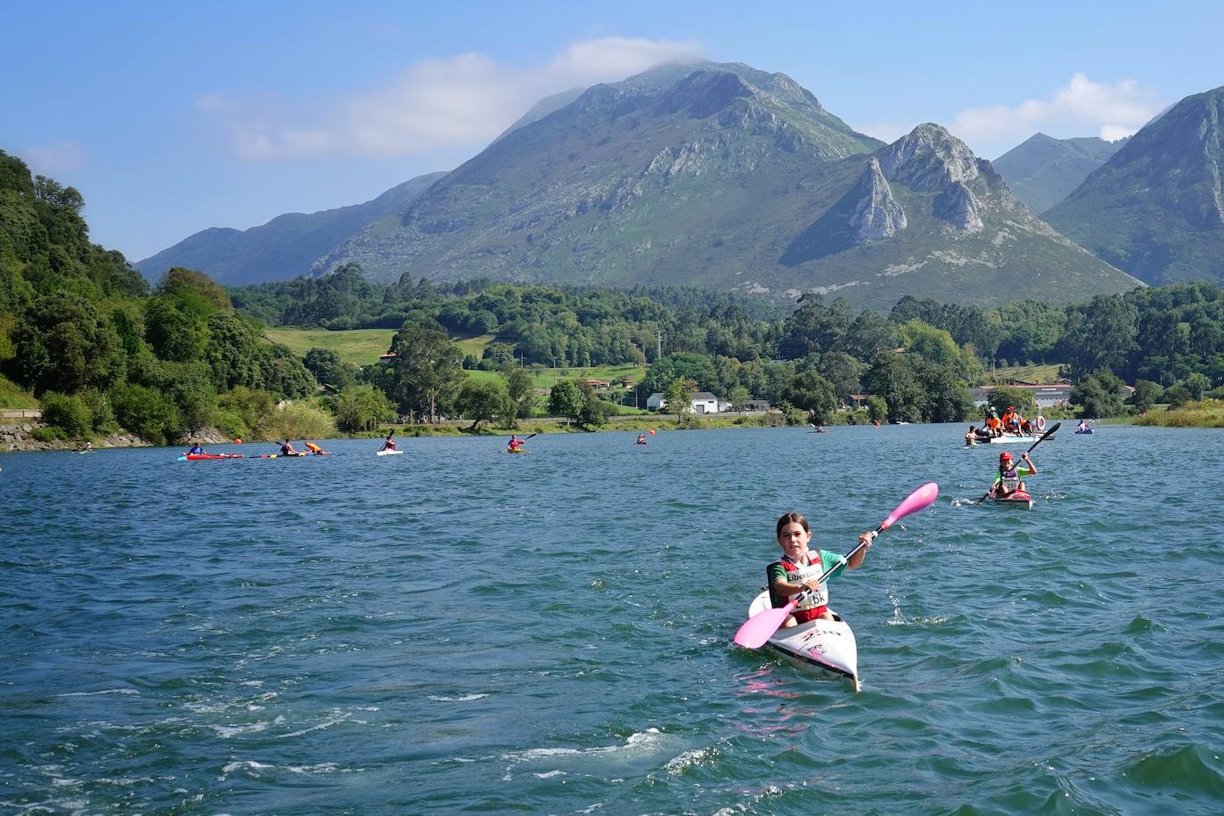 El Sella acoge este fin de semana dos pruebas deportivas. Este sábado se ha disputado el X Mini-Sella, la prueba abierta para las categorías que no pueden participar en el Descenso Internacional del Sella. Además, el domingo será turno para el XXII Descenso Adaptado del Sella con salida en Arriondas y descanso en Llordón