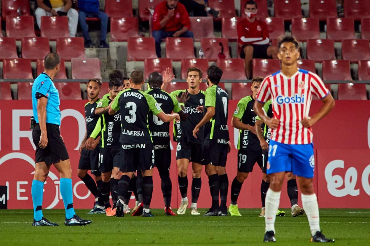 Los jugadores celebran el gol de Gaspar, que abrió el camino hacia la victoria de los hombres de Gallego en Montilivi. 