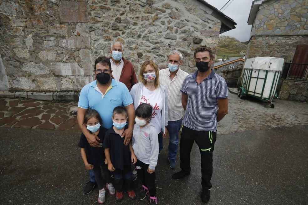 Vecinos. A la izquierda, Pepe Verdasco y María Beatriz Hino, junto a un grupo de vecinos. 