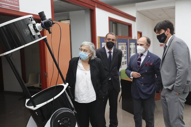 Ana González, alcaldesa de Gijón, observa uno de los telescopios enviados por la NASA junto a Javier de Cos, Ignacio Villaverde, y Borja Sánchez. 