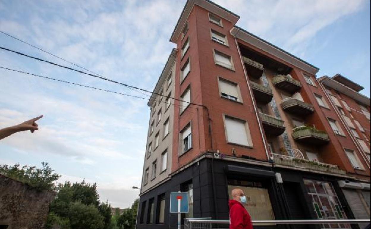 El pequeño cayó desde un segundo piso del edificio. 