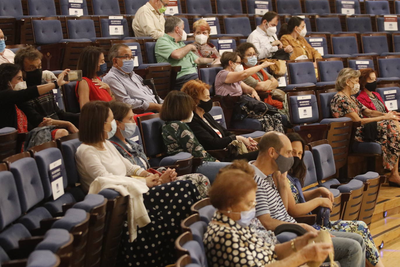 La artista argentina Marcela Ferrari canta para cuarenta personas en la Sala de Cámara del Auditorio de Oviedo. 