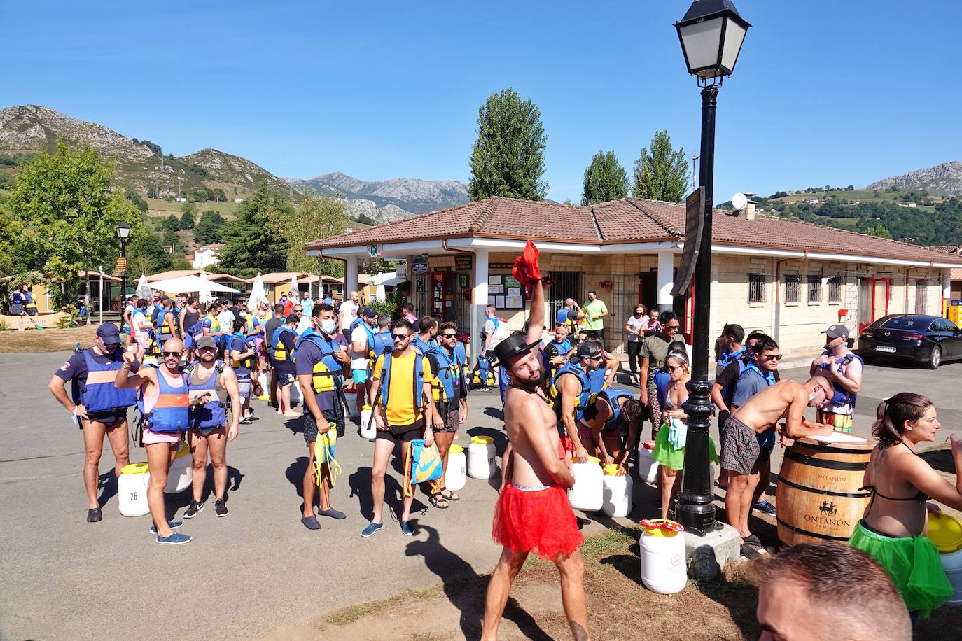 El Sella se ha vestido este domingo con los colores de la bandera arcoíris. Por segundo año se celebra el descenso LGTBI, organizado por el colectivo asturiano Faciendo Camín. Esta edición se enmarca en la primera Folixa Cuir, que acogió durante todo el fin de semana Arriondas y celebró conciertos y otras actividades como yoga o tirolinas