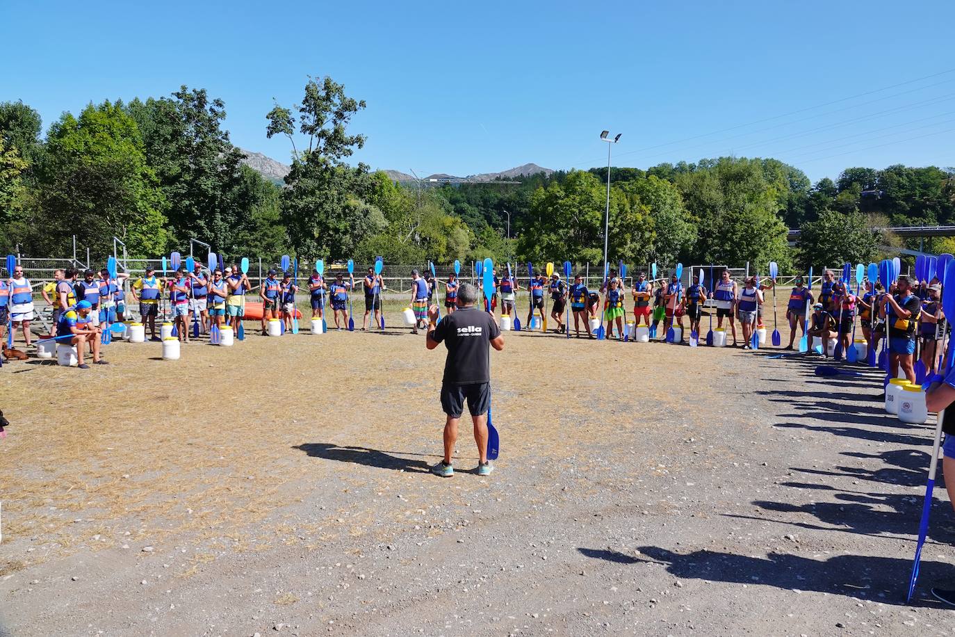 El Sella se ha vestido este domingo con los colores de la bandera arcoíris. Por segundo año se celebra el descenso LGTBI, organizado por el colectivo asturiano Faciendo Camín. Esta edición se enmarca en la primera Folixa Cuir, que acogió durante todo el fin de semana Arriondas y celebró conciertos y otras actividades como yoga o tirolinas