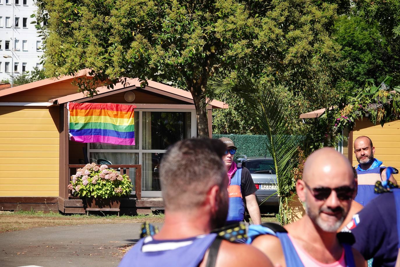 El Sella se ha vestido este domingo con los colores de la bandera arcoíris. Por segundo año se celebra el descenso LGTBI, organizado por el colectivo asturiano Faciendo Camín. Esta edición se enmarca en la primera Folixa Cuir, que acogió durante todo el fin de semana Arriondas y celebró conciertos y otras actividades como yoga o tirolinas