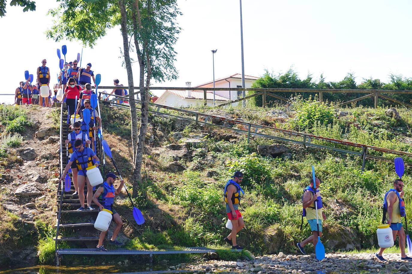 El Sella se ha vestido este domingo con los colores de la bandera arcoíris. Por segundo año se celebra el descenso LGTBI, organizado por el colectivo asturiano Faciendo Camín. Esta edición se enmarca en la primera Folixa Cuir, que acogió durante todo el fin de semana Arriondas y celebró conciertos y otras actividades como yoga o tirolinas