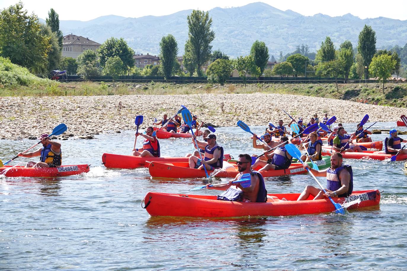 El Sella se ha vestido este domingo con los colores de la bandera arcoíris. Por segundo año se celebra el descenso LGTBI, organizado por el colectivo asturiano Faciendo Camín. Esta edición se enmarca en la primera Folixa Cuir, que acogió durante todo el fin de semana Arriondas y celebró conciertos y otras actividades como yoga o tirolinas