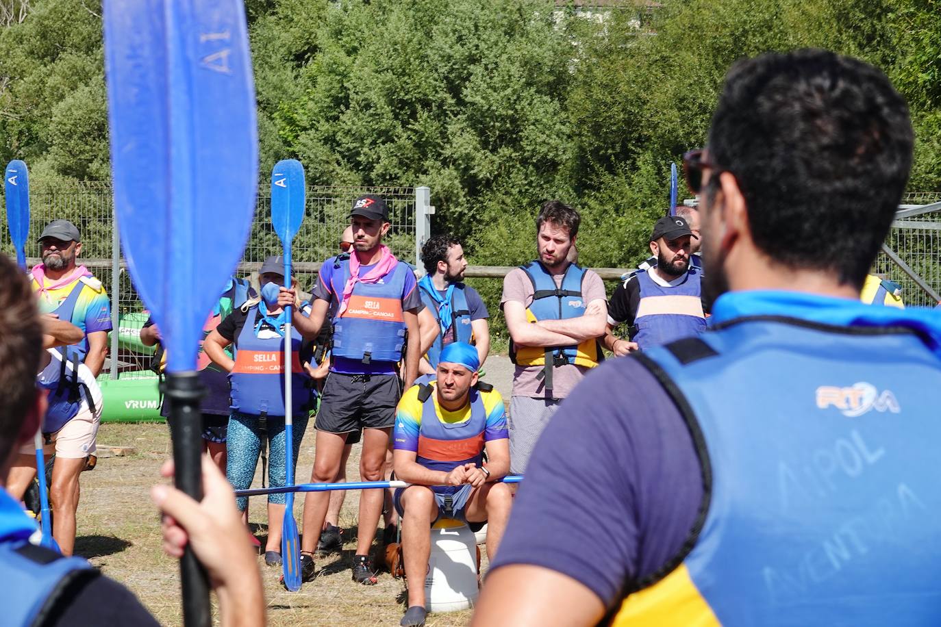 El Sella se ha vestido este domingo con los colores de la bandera arcoíris. Por segundo año se celebra el descenso LGTBI, organizado por el colectivo asturiano Faciendo Camín. Esta edición se enmarca en la primera Folixa Cuir, que acogió durante todo el fin de semana Arriondas y celebró conciertos y otras actividades como yoga o tirolinas