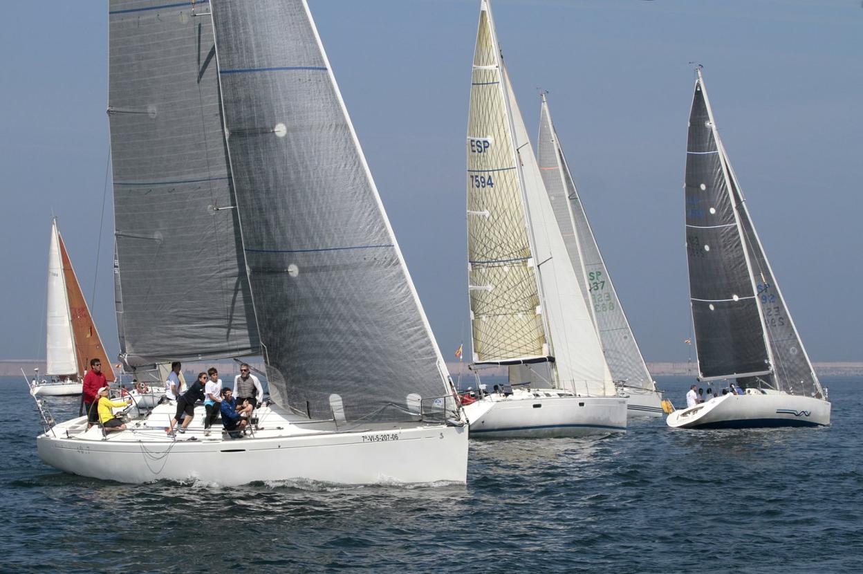 Un momento de manga de ayer de la Regata Villa de Gijón, Trofeo EL COMERCIO. 