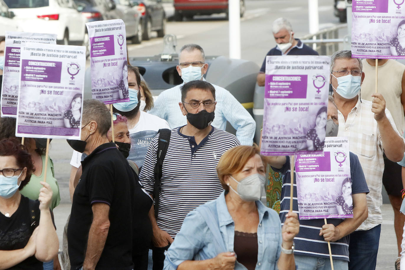 Sociedad civil, colectivos feministas y representantes de algunas formaciones políticas se han concentrado frente al Palacio de Justicia para pedir justicia para Paz Fernández Borrego