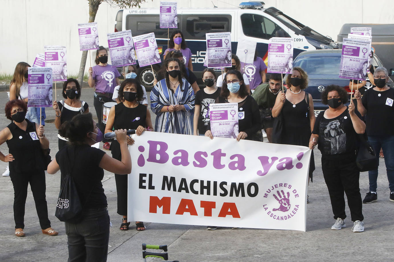 Sociedad civil, colectivos feministas y representantes de algunas formaciones políticas se han concentrado frente al Palacio de Justicia para pedir justicia para Paz Fernández Borrego