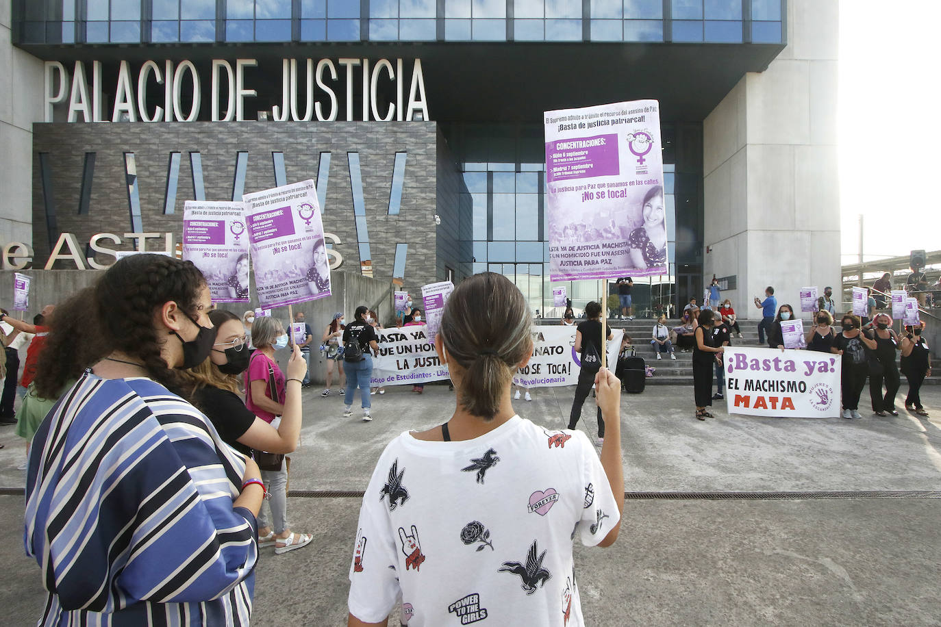 Sociedad civil, colectivos feministas y representantes de algunas formaciones políticas se han concentrado frente al Palacio de Justicia para pedir justicia para Paz Fernández Borrego