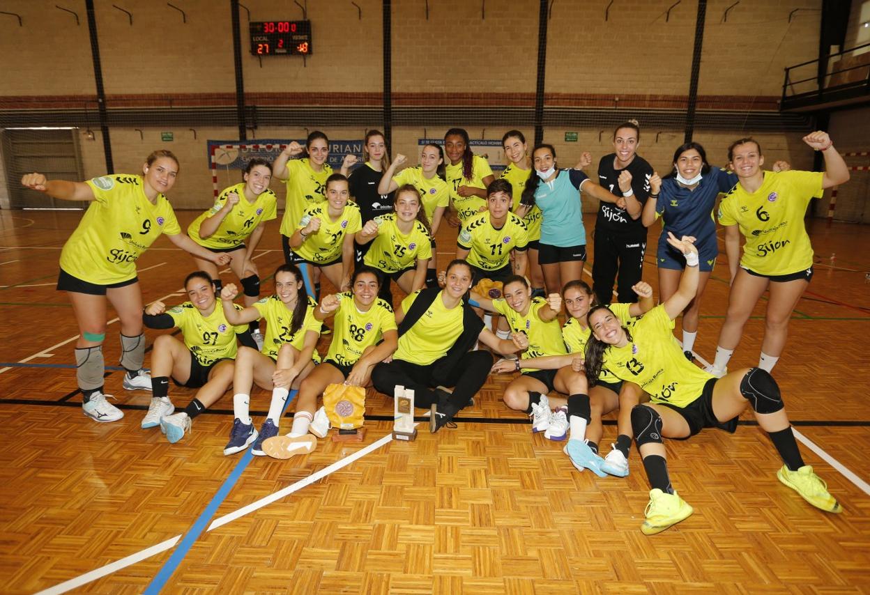 Las jugadoras del Unicaja Banco Gijón celebran el triunfo en la Copa Principado, ayer, en el polideportivo Toso Muñiz de Corvera. 