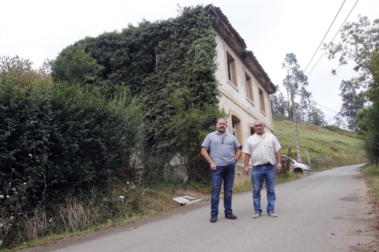 Vecinos. A la izquierda, José Luis Secades y Carlos Martín, junto a las antiguas escuelas de Folgueras. Arriba, una de las múltiples zonas verdes de la parroquia. 