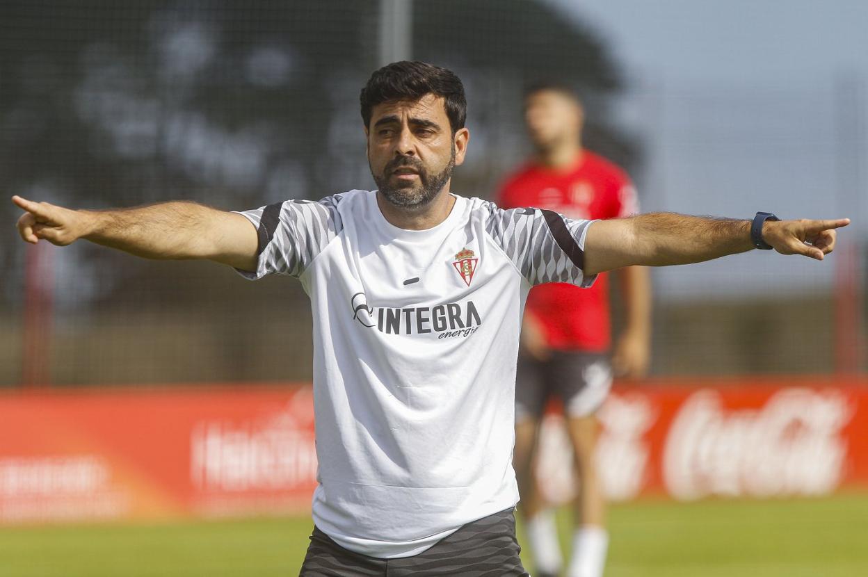 David Gallego, en el campo número 2 de Mareo, dando instrucciones a sus futbolistas durante un entrenamiento reciente del Sporting. 