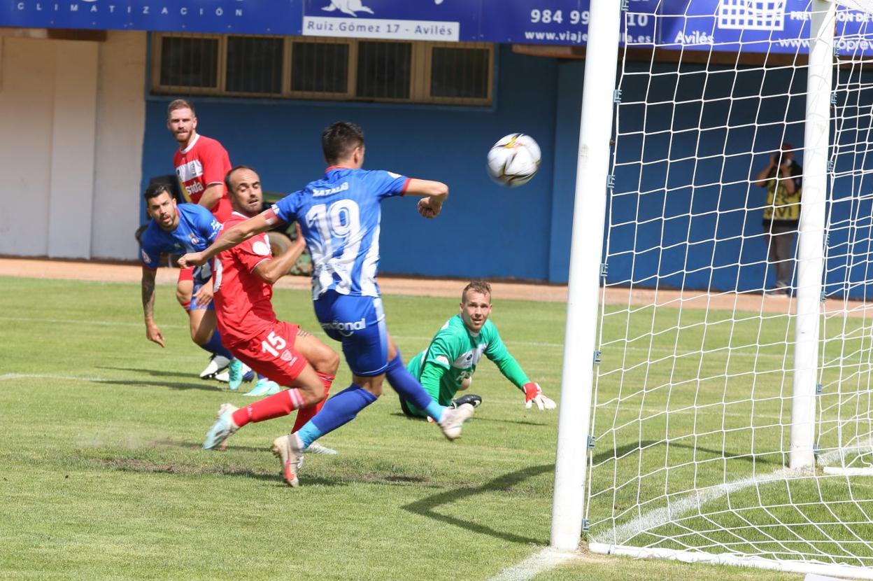 Natalio marcó su primer tanto de la temporada tras recibir una asistencia de Kilian. Trabanco, Guaya y Bussmann observan el lance. 