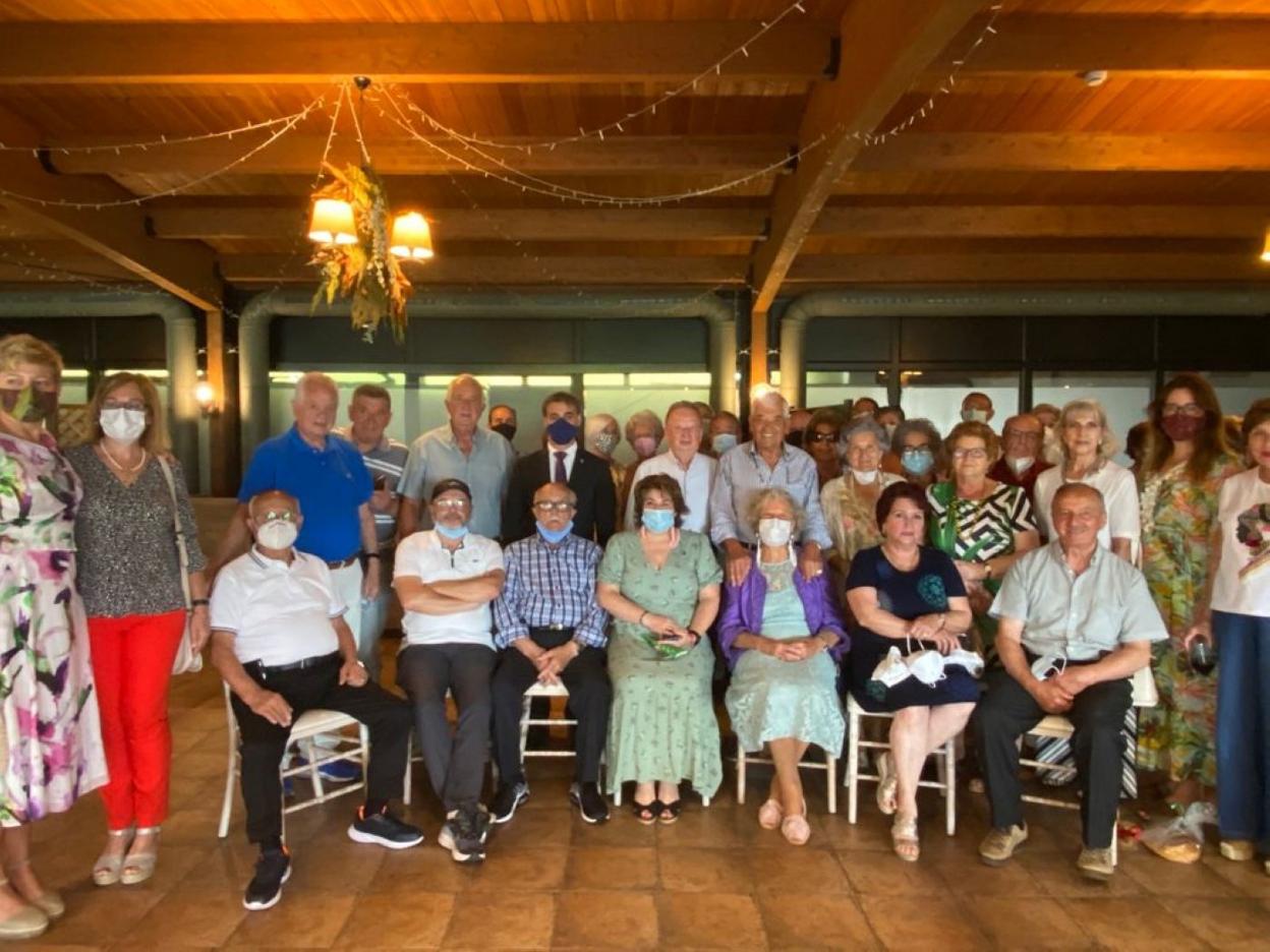 Familiares y amigos de emigrantes y residentes, con el alcalde de Carbanes, en el acto organizado en Torazo. 