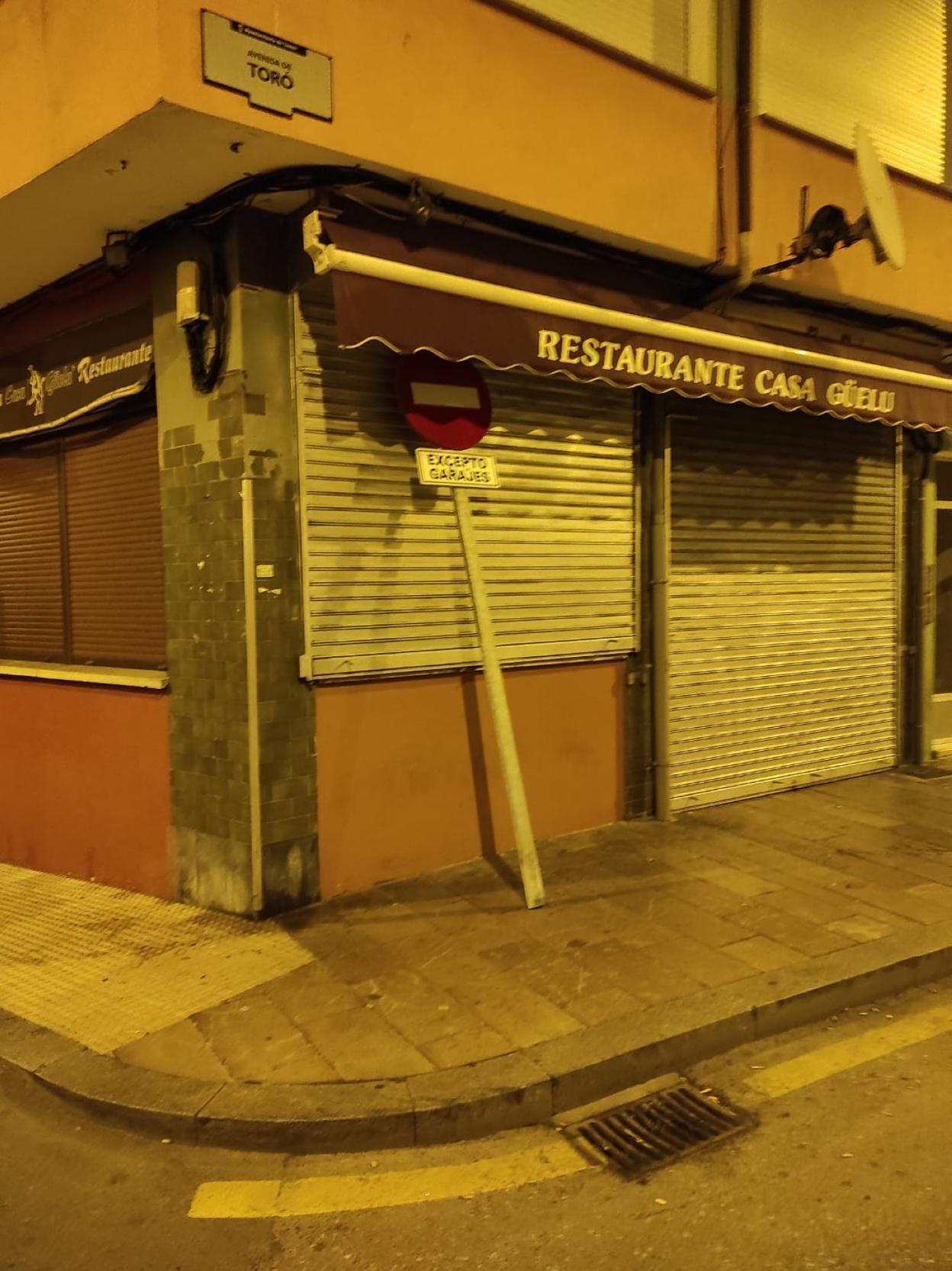 La señal de tráfico arrancada en la madrugada del domingo. 