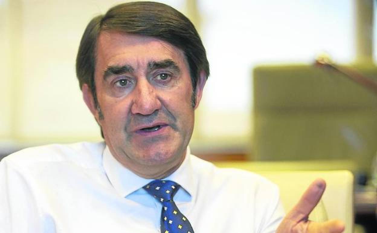 Juan Carlos Suárez-Quiñones, en su despacho de la Consejería de Fomento de Castilla y León. 
