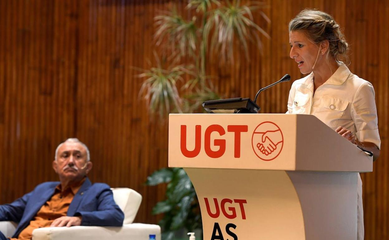 Yolanda Díaz, durante su intervención, observada por Pepe Álvarez.