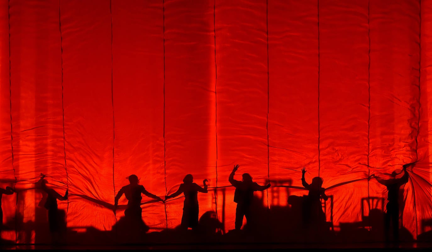 El 'Nabucco' que se representó ayer en el Campoamor parte de una producción de 2015 de la Ópera de Oviedo que vimos ese mismo año en la ciudad y en el Teatro Jovellanos de Gijón. Con la propuesta estética de Emilio Sagi y la personalidad musical de Gianluca Marcianò, uno de los directores más valorados en las temporadas de Ópera de Oviedo, queda inaugurada la de este año. Marcianò está hondamente familiarizado con la partitura de 'Nabucco', de hecho, fue él quien ya dirigió la ópera aquí hace seis años, entonces con Oviedo Filarmonía, mientras que ayer fue con la Orquesta Sinfónica del Principado de Asturias.