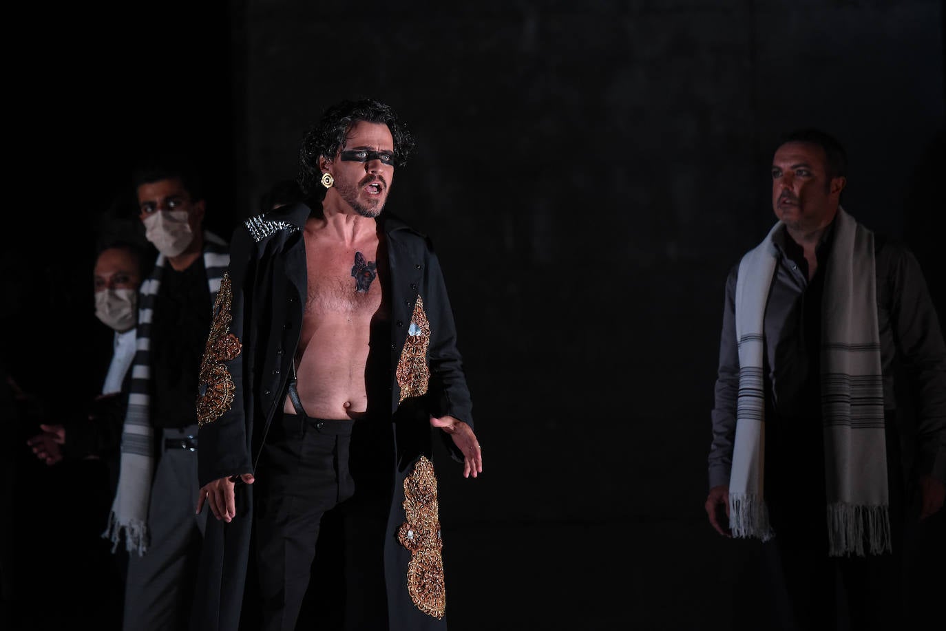 El 'Nabucco' que se representó ayer en el Campoamor parte de una producción de 2015 de la Ópera de Oviedo que vimos ese mismo año en la ciudad y en el Teatro Jovellanos de Gijón. Con la propuesta estética de Emilio Sagi y la personalidad musical de Gianluca Marcianò, uno de los directores más valorados en las temporadas de Ópera de Oviedo, queda inaugurada la de este año. Marcianò está hondamente familiarizado con la partitura de 'Nabucco', de hecho, fue él quien ya dirigió la ópera aquí hace seis años, entonces con Oviedo Filarmonía, mientras que ayer fue con la Orquesta Sinfónica del Principado de Asturias.