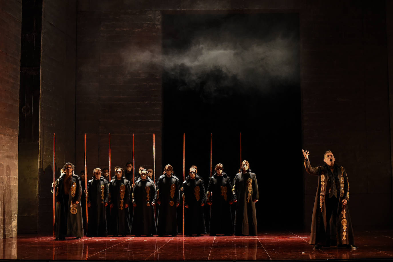 El 'Nabucco' que se representó ayer en el Campoamor parte de una producción de 2015 de la Ópera de Oviedo que vimos ese mismo año en la ciudad y en el Teatro Jovellanos de Gijón. Con la propuesta estética de Emilio Sagi y la personalidad musical de Gianluca Marcianò, uno de los directores más valorados en las temporadas de Ópera de Oviedo, queda inaugurada la de este año. Marcianò está hondamente familiarizado con la partitura de 'Nabucco', de hecho, fue él quien ya dirigió la ópera aquí hace seis años, entonces con Oviedo Filarmonía, mientras que ayer fue con la Orquesta Sinfónica del Principado de Asturias.