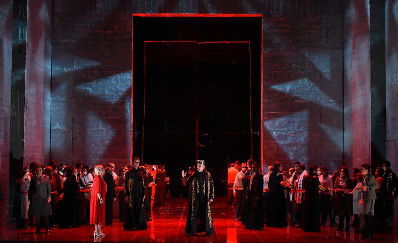 El 'Nabucco' que se representó ayer en el Campoamor parte de una producción de 2015 de la Ópera de Oviedo que vimos ese mismo año en la ciudad y en el Teatro Jovellanos de Gijón. Con la propuesta estética de Emilio Sagi y la personalidad musical de Gianluca Marcianò, uno de los directores más valorados en las temporadas de Ópera de Oviedo, queda inaugurada la de este año. Marcianò está hondamente familiarizado con la partitura de 'Nabucco', de hecho, fue él quien ya dirigió la ópera aquí hace seis años, entonces con Oviedo Filarmonía, mientras que ayer fue con la Orquesta Sinfónica del Principado de Asturias.