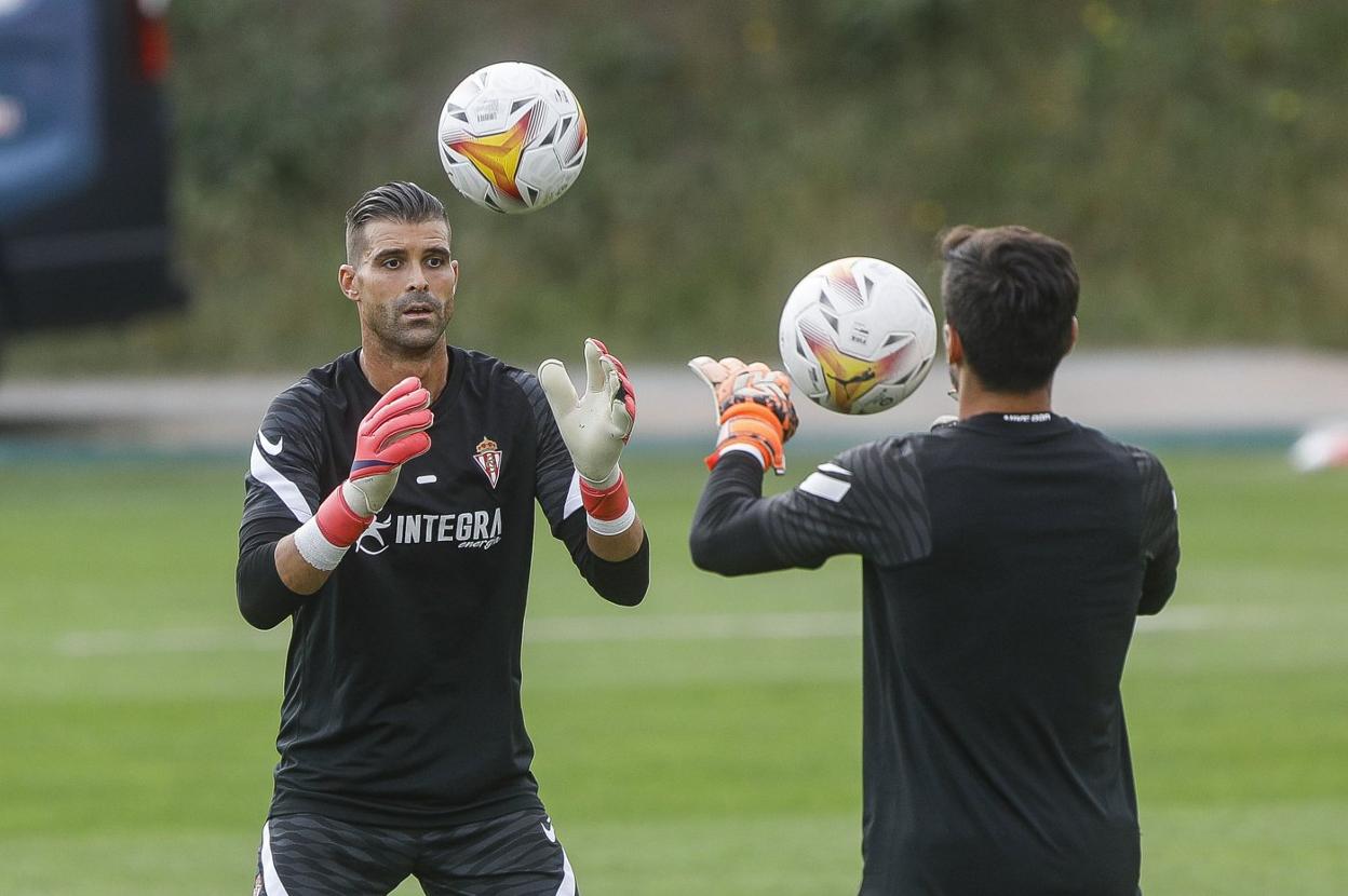Iván Cuéllar, con Diego Mariño, durante la sesión de ayer. 