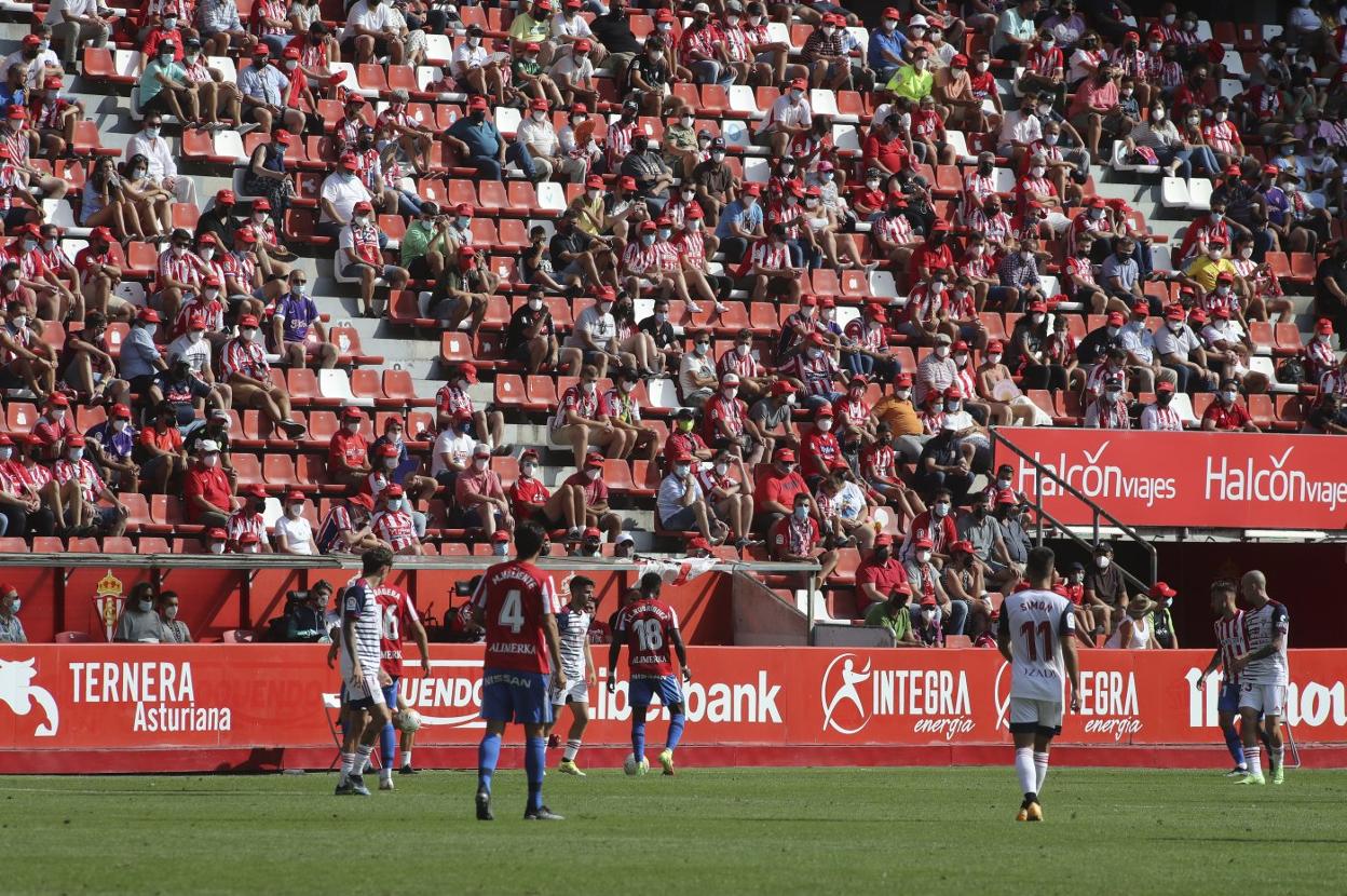Imagen de la grada en el último partido en El Molinón. 
