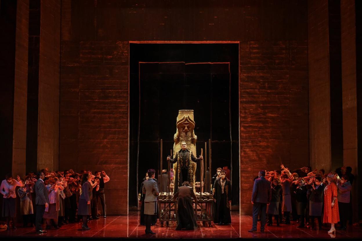 Una imagen de la representación que anoche se pudo ver en el Campoamor, con la escenografía firmada por Emilio Sagi y el coro como gran protagonista. 