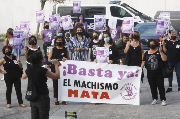 Varias de las asistentes a la concentración a las puertas del Palacio de Justicia. 