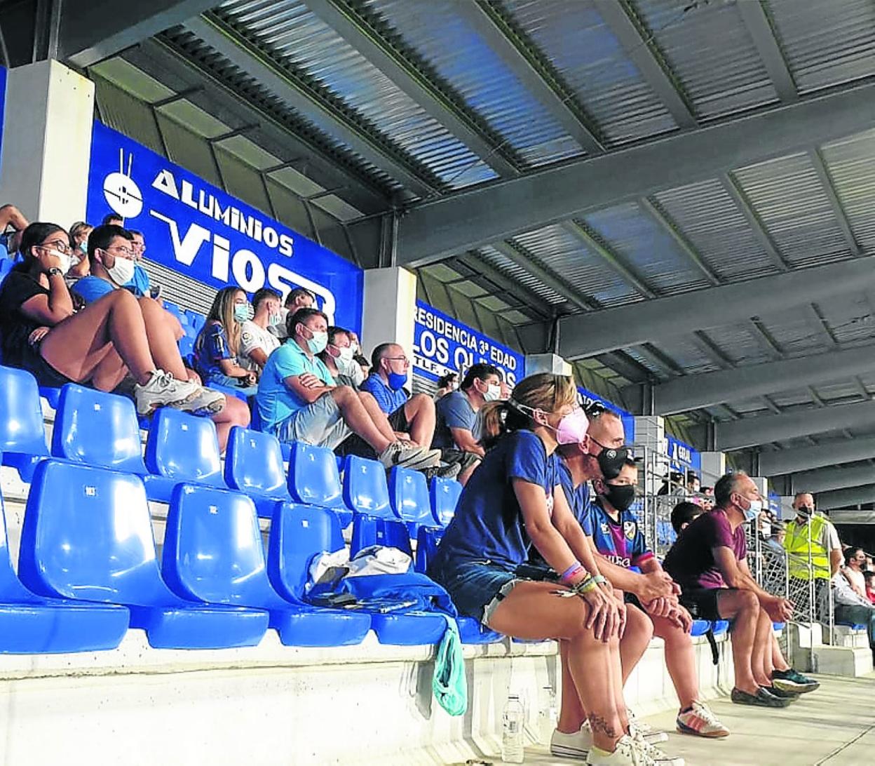 Ante la falta de entradas para la afición oviedista, fueron los familiares de los jugadores los que dieron apoyo al equipo azul en El Alcoraz. 