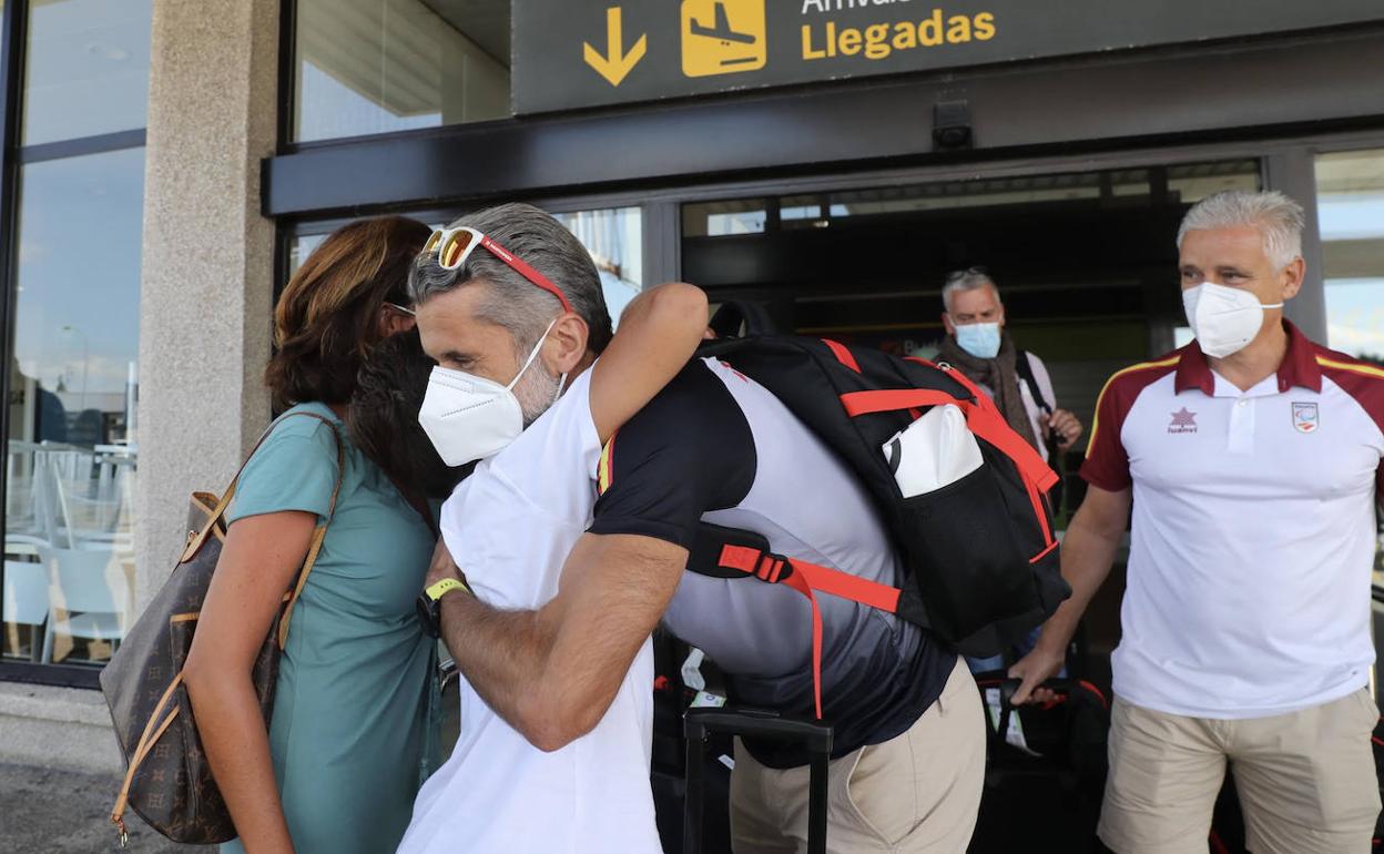 Recibimiento a Alberto Suárez Laso a su llegada al aeropuerto de Asturias.