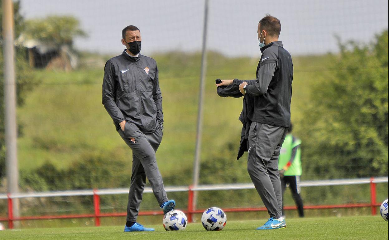 Sergio Sánchez, en un entrenamiento del Sporting B en Mareo.