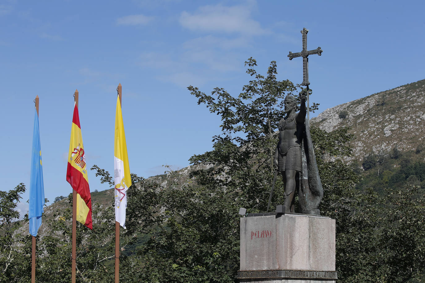 El acto religioso en Covadonga para celebrar el Día de Asturias es un evento ineludible para muchos asturianos que quieren honrar a la Santina. 