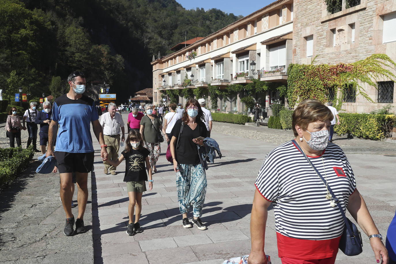 El acto religioso en Covadonga para celebrar el Día de Asturias es un evento ineludible para muchos asturianos que quieren honrar a la Santina. 