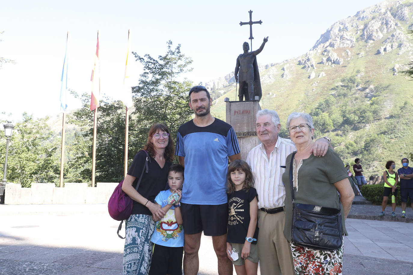 El acto religioso en Covadonga para celebrar el Día de Asturias es un evento ineludible para muchos asturianos que quieren honrar a la Santina. 