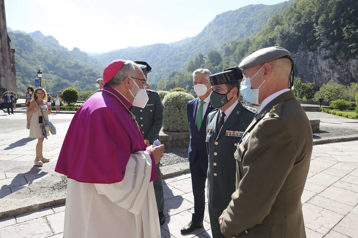 El acto religioso en Covadonga para celebrar el Día de Asturias es un evento ineludible para muchos asturianos que quieren honrar a la Santina. 