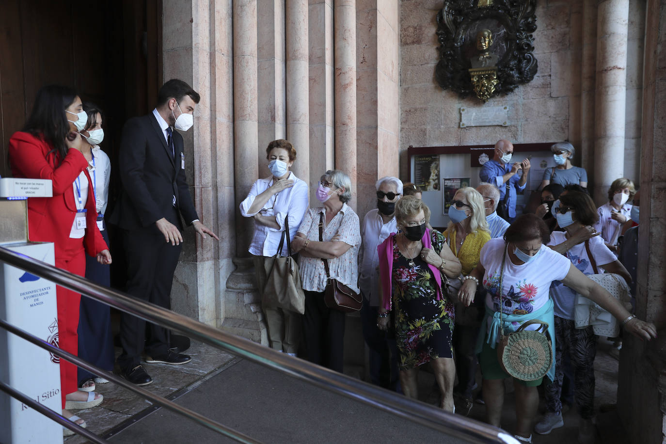 El acto religioso en Covadonga para celebrar el Día de Asturias es un evento ineludible para muchos asturianos que quieren honrar a la Santina. 