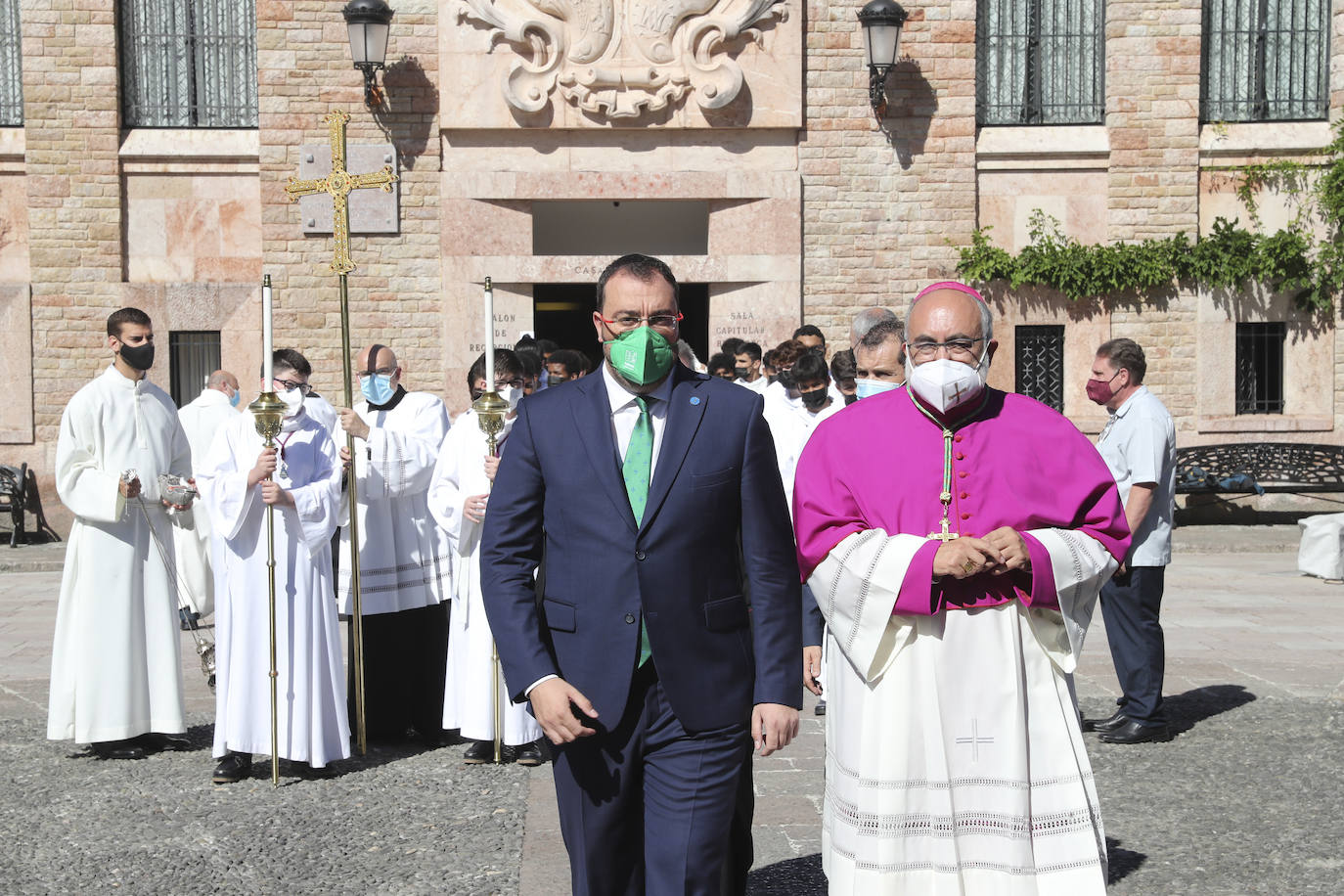 El acto religioso en Covadonga para celebrar el Día de Asturias es un evento ineludible para muchos asturianos que quieren honrar a la Santina. 