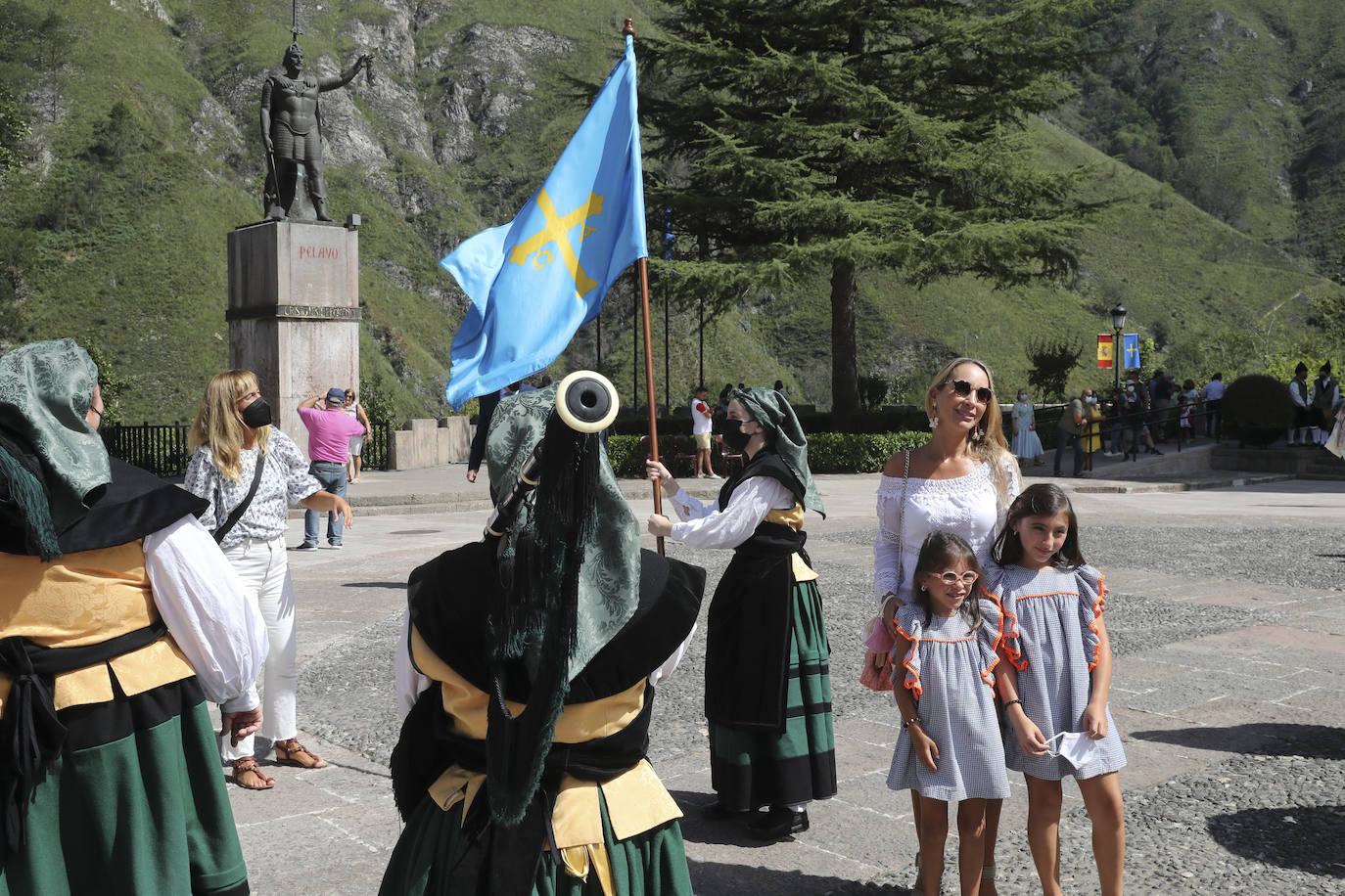 El acto religioso en Covadonga para celebrar el Día de Asturias es un evento ineludible para muchos asturianos que quieren honrar a la Santina. 