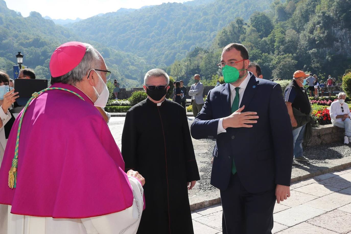 El acto religioso en Covadonga para celebrar el Día de Asturias es un evento ineludible para muchos asturianos que quieren honrar a la Santina. 