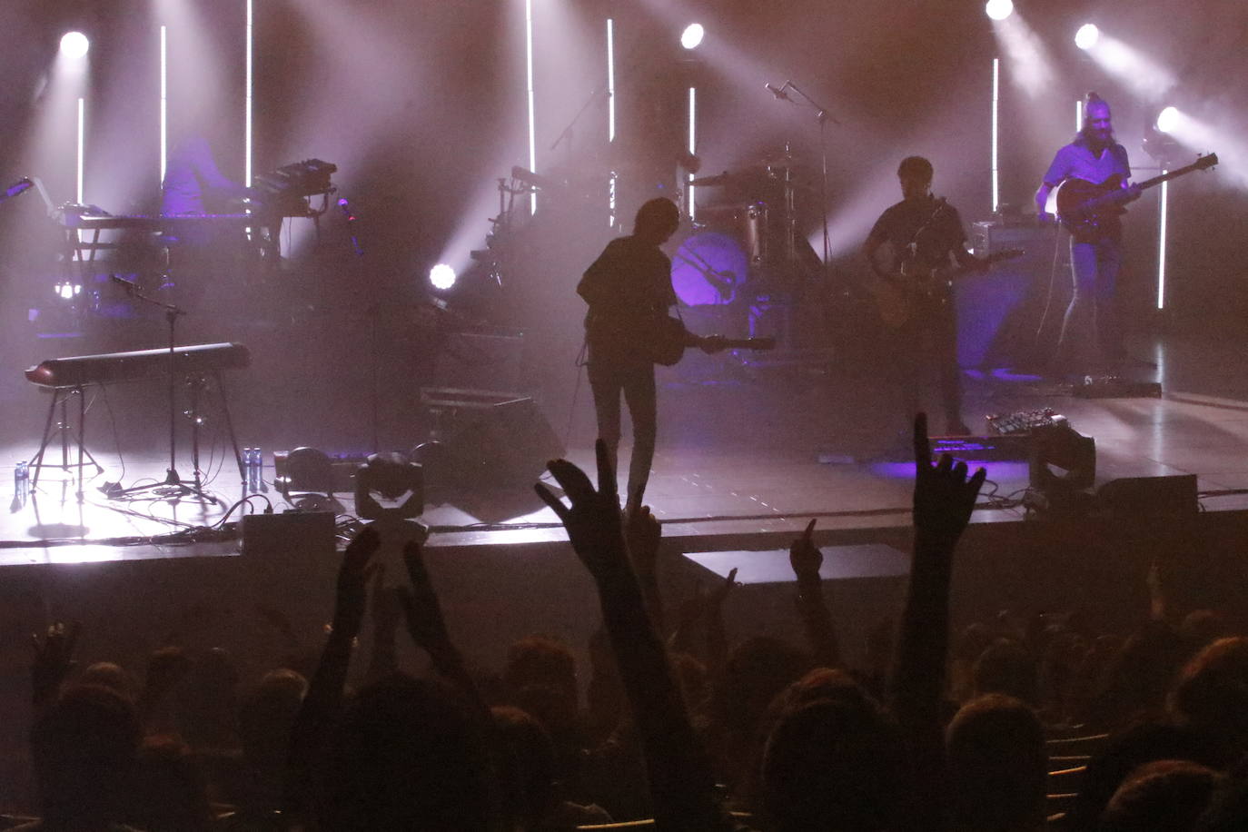 El grupo andaluz presentó en Oviedo tres temas nuevos y recordó sus clásicos ante un público entregado. 
