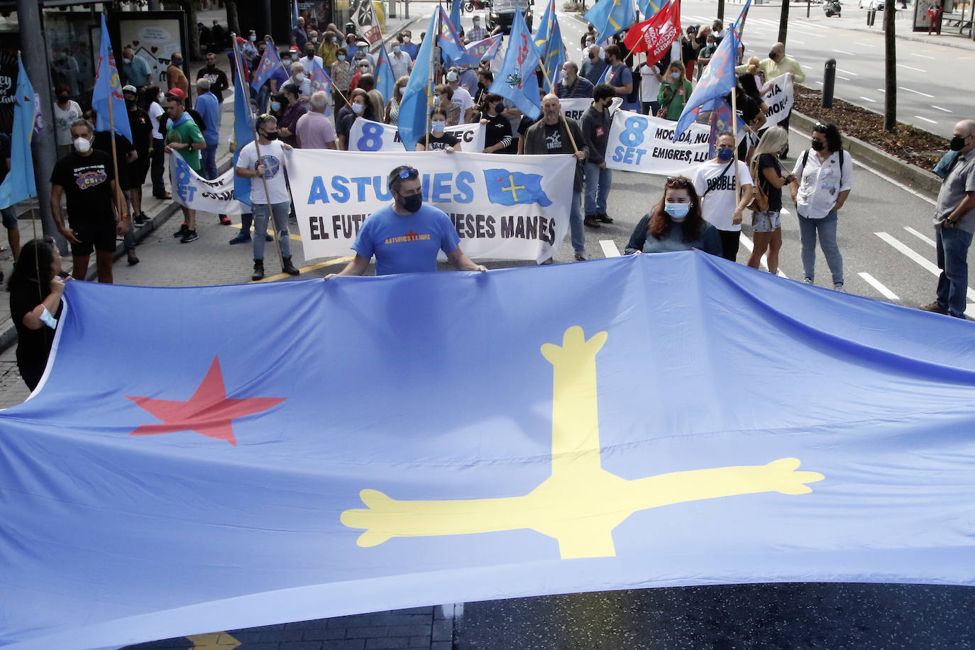 Sindicatos y partidos de izquierda pidieron «una Asturies por el empleo y la mocedá»