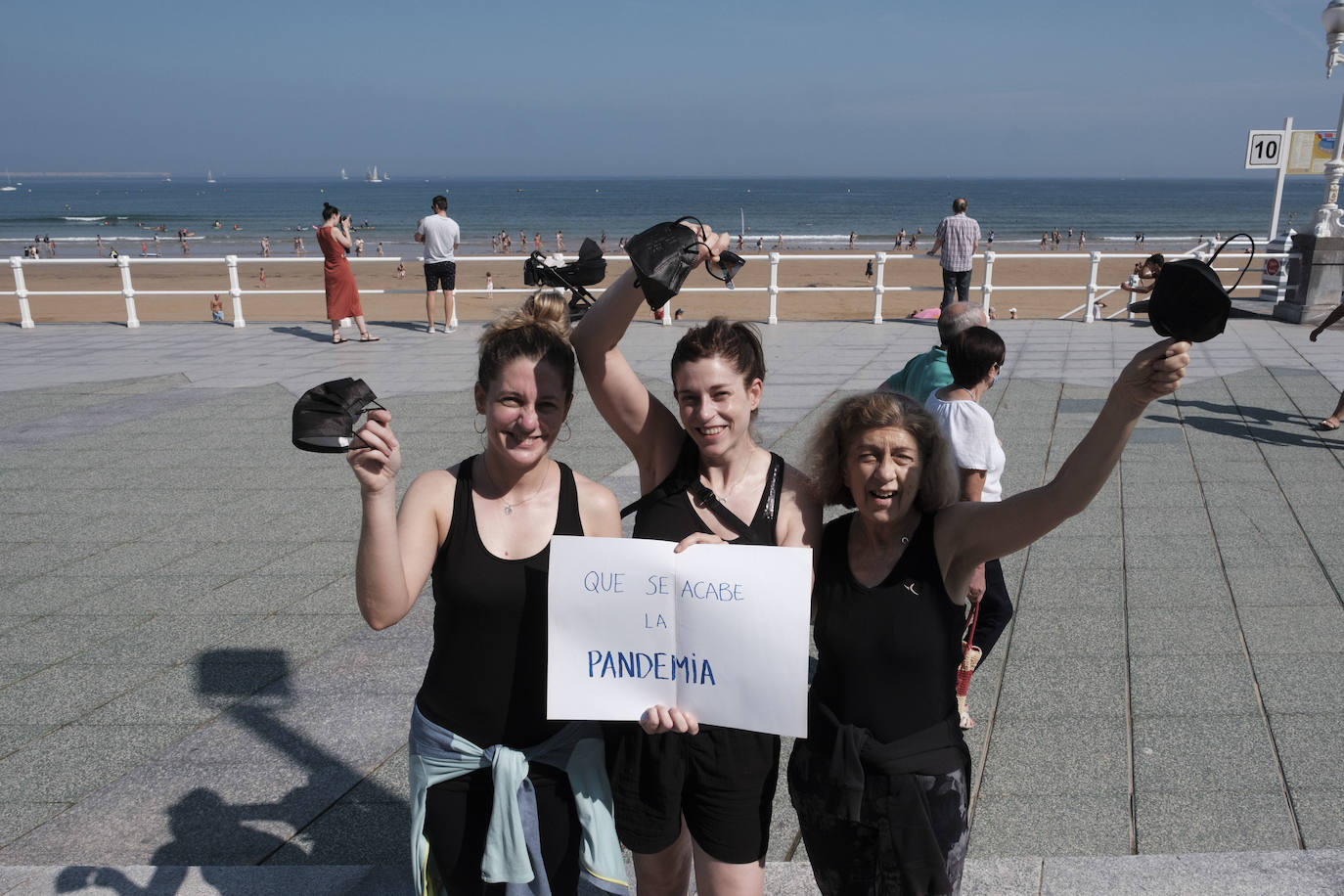 Gijón y Madrid. Paula Araújo (36), Eva Araújo (38) y Rosa Losas (65). «Que se acabe la covid»