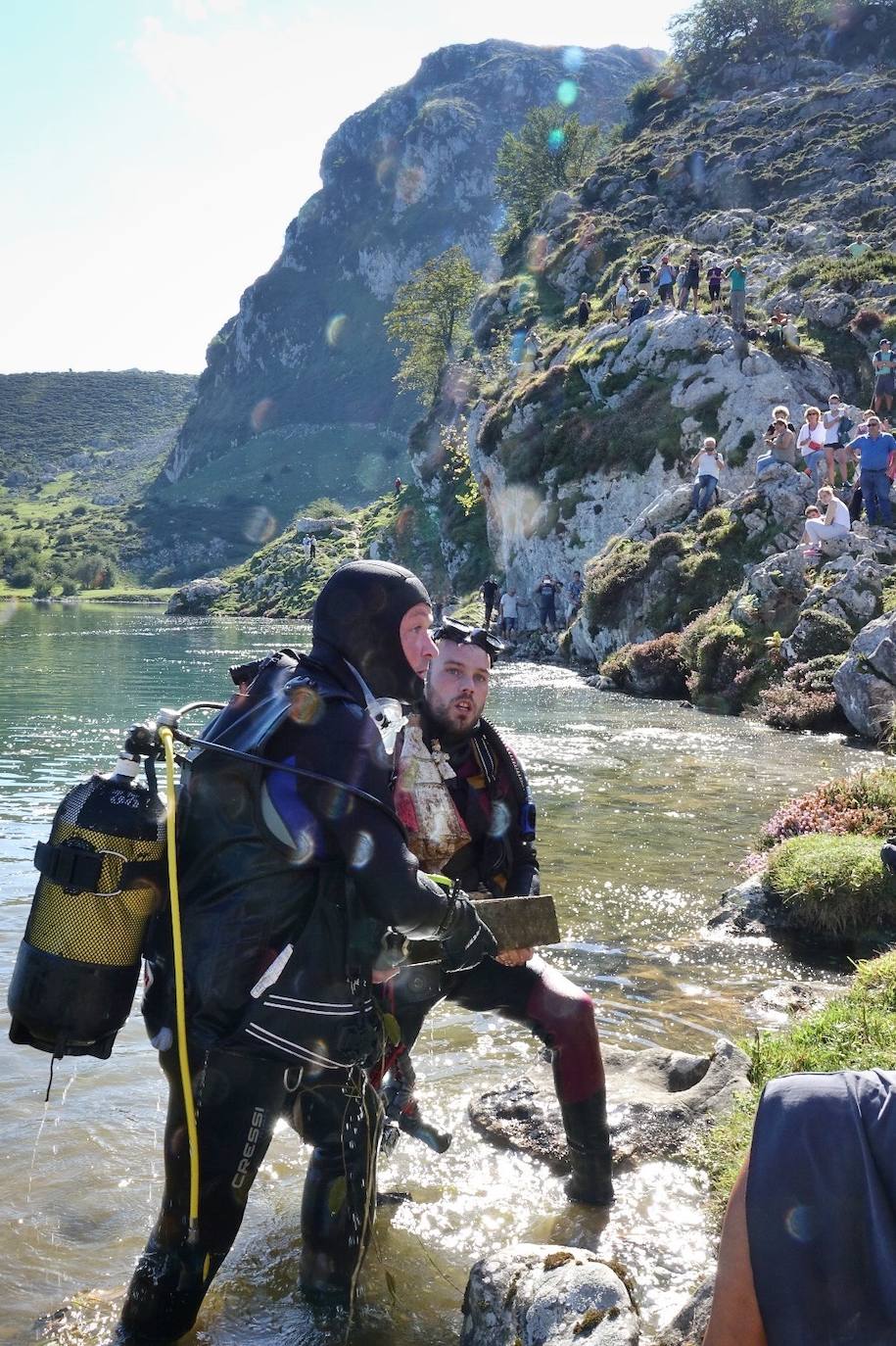 Cumpliendo con la tradición, la Virgen emergió el Día de Asturias de las aguas del lago Enol, tarea que recae en la Federación de Actividades Subacuáticas del Principado de Asturias (Faspa)