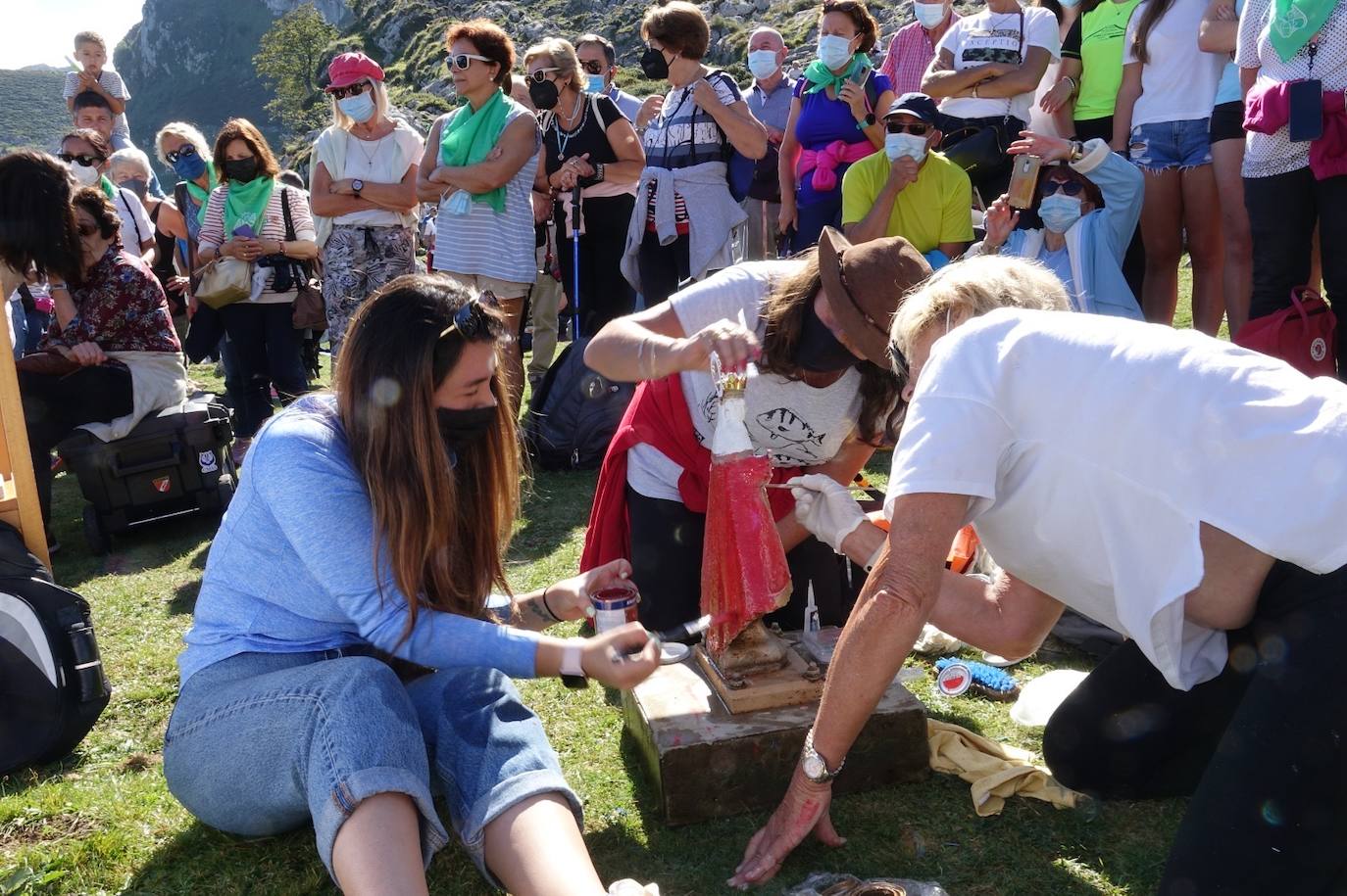 Cumpliendo con la tradición, la Virgen emergió el Día de Asturias de las aguas del lago Enol, tarea que recae en la Federación de Actividades Subacuáticas del Principado de Asturias (Faspa)