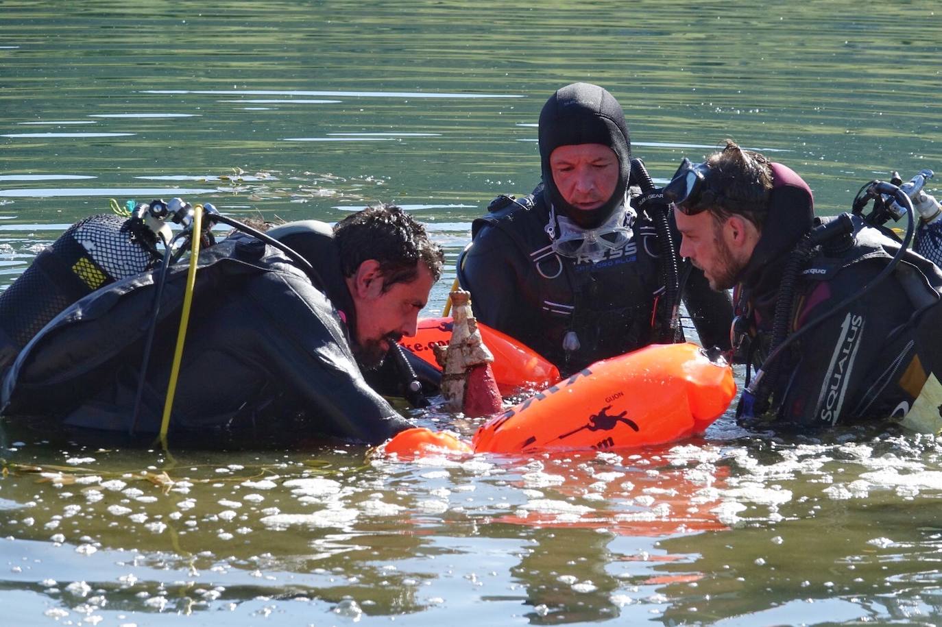 Cumpliendo con la tradición, la Virgen emergió el Día de Asturias de las aguas del lago Enol, tarea que recae en la Federación de Actividades Subacuáticas del Principado de Asturias (Faspa)