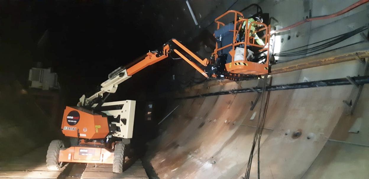 Trabajos llevados a cabo en el interior del túnel del metrotrén para reparar las instalaciones dañadas durante el tiempo que estuvo inundado. 